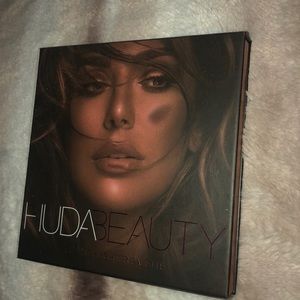 Huda beauty 3D highlighter palette